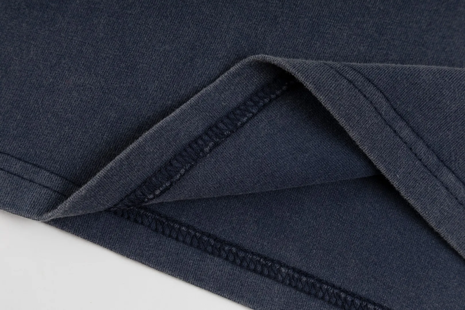 P196 #R85 Ralph Lauren washed heavy brushed distressed henley stand-up collar open chest long-sleeved bottoming shirt thin sweatshirt fabric 100% Xinjiang long-staple cotton, imported embroidered logo on the chest custom threaded collar, classic embroidery, the highest version, suitable for business and leisure daily use! 🌘3-button placket, laser logo pearlescent resin buttons, cuffs and hem are double-stitched, different from the currency version. Washed and distressed, sand-washed and stir-fried. Color: White, Black, Navy Blue, Army Green, Gray Size: S M L XL Length: 69/70/72/75 Bust: 102/108/116/124 Shoulder width: 43/45/47/49 Recommended weight: 100-120/120-140/140-160/160-180 pounds